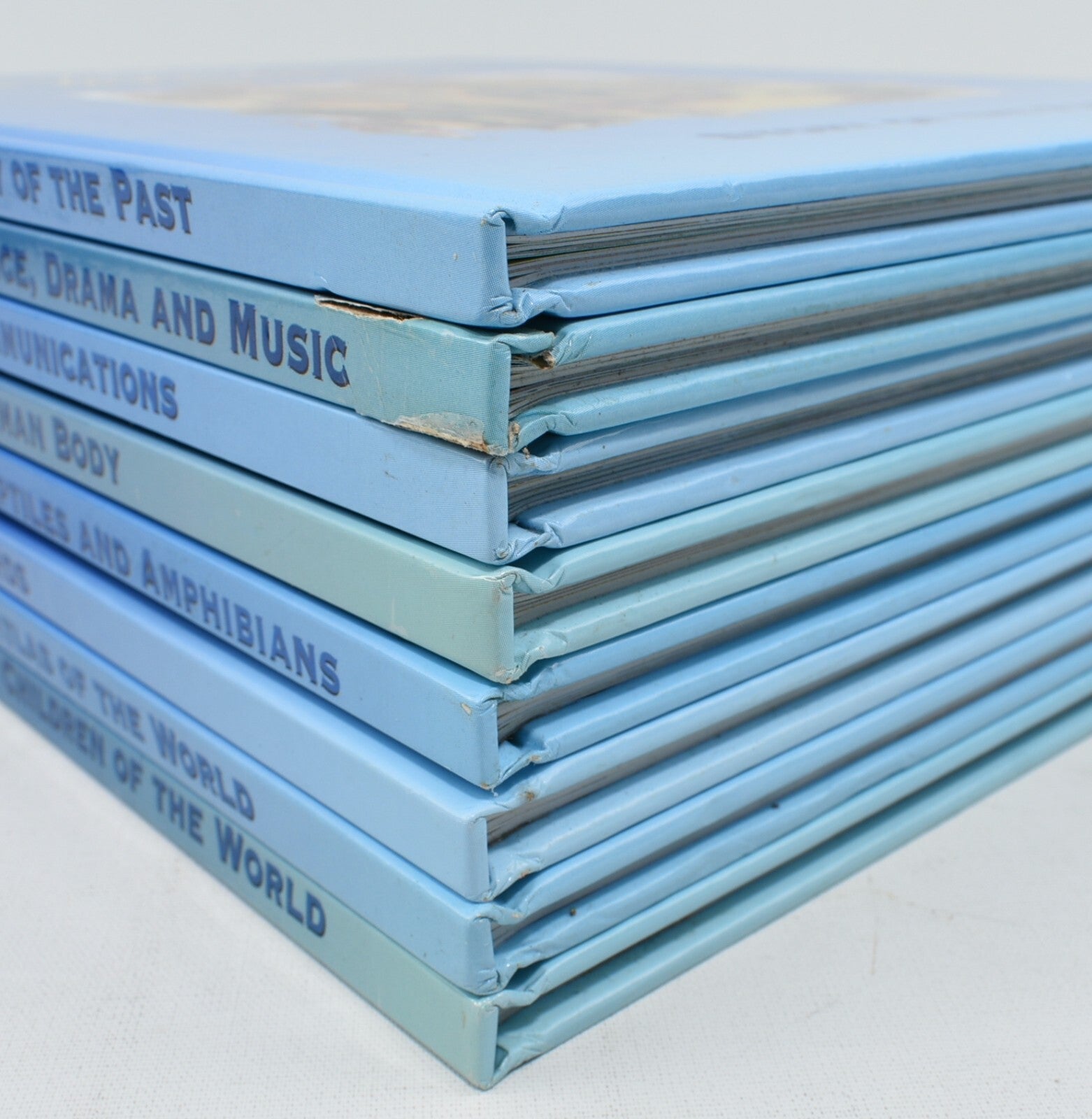 Disney presents THE WONDERFUL WORLD OF KNOWLEDGE / Set of 8 Books (1999)